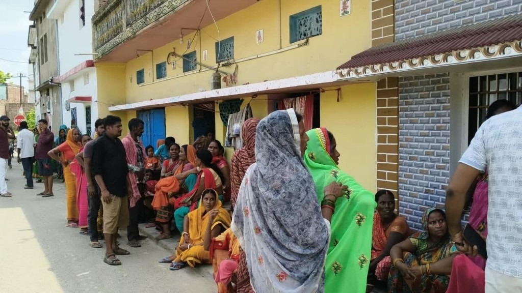 அவளை வீட்டை விட்டு விரட்டுங்க..! கல்யாணமானதும் சென்னையில் கணவன் சொந்த ஊரில் மனைவி… ஒரே நேரத்தில் அடுத்தடுத்து உயிரை விட்ட புதுமண தம்பதி… கதறி அழுத வயதான தந்தை… நெஞ்சை பிழியும் சோகம்…!