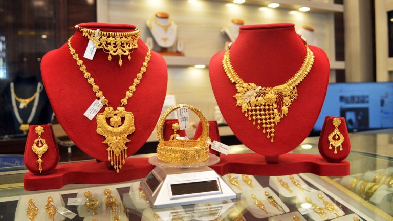 Breaking: “திடீரென சரிந்த தங்கம் விலை!”… ஒரே நாளில் பவுனுக்கு ரூ.2,280 சரிவு… தலைகீழாக மாறிய நிலவரத்தால் குஷியில் நகைப்பிரியர்கள்!