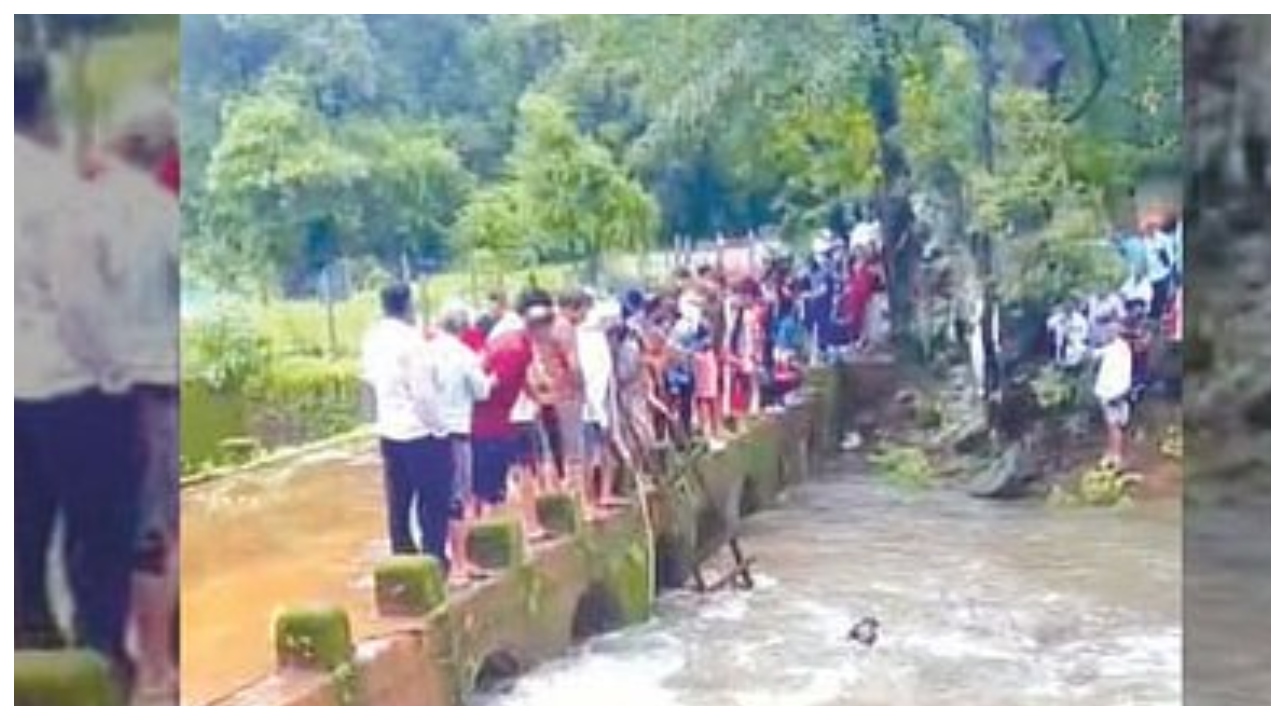 “அடமாவமே… சடசடவென உயர்ந்த நீர்மட்டம்… நொடியில் முடிந்த வாழ்க்கை!”.. ஆபத்தை உணராமல் சென்ற இளைஞருக்கு நேர்ந்த கதி… பதைபதைக்கும் நெட்டிசன்கள்…!!!