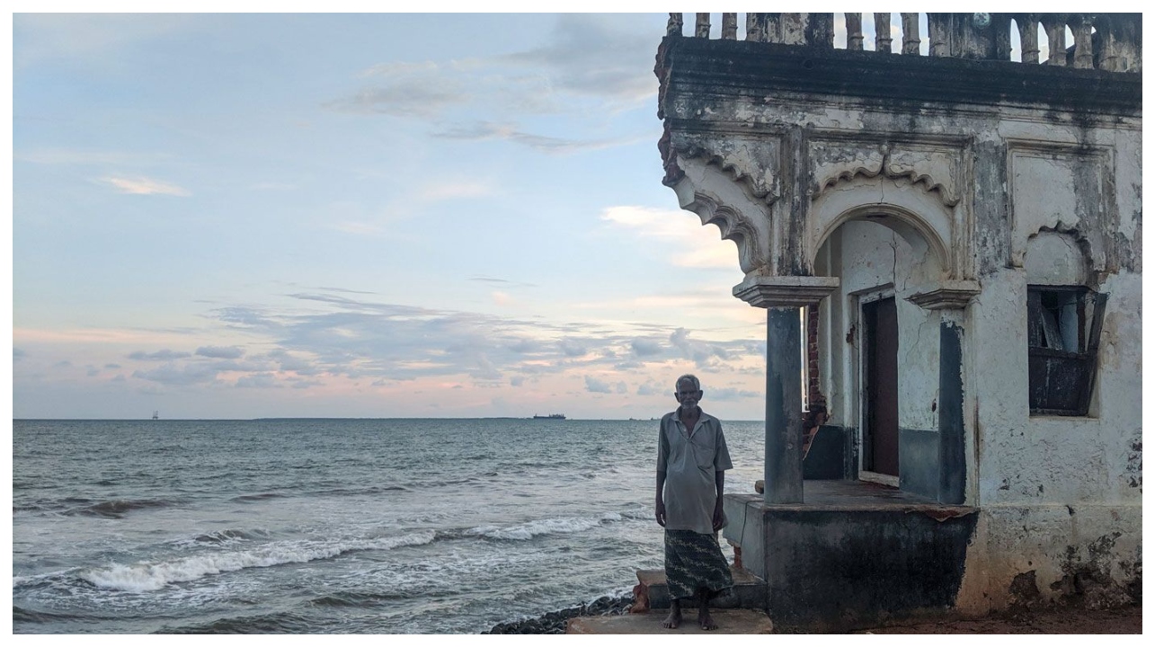 “ஐயோ.. அந்த அலைகளைப் பார்த்ததும் குழந்தை மாதிரி கைதட்டி சிரிக்கிறாரே சார்!”… 80 வருஷத்துல இப்பதான்ப்பா முதன்முதலா கடலையே பாக்குறேன்!… இணையத்தைக் கலக்கும்  வைரல் வீடியோ…!!!