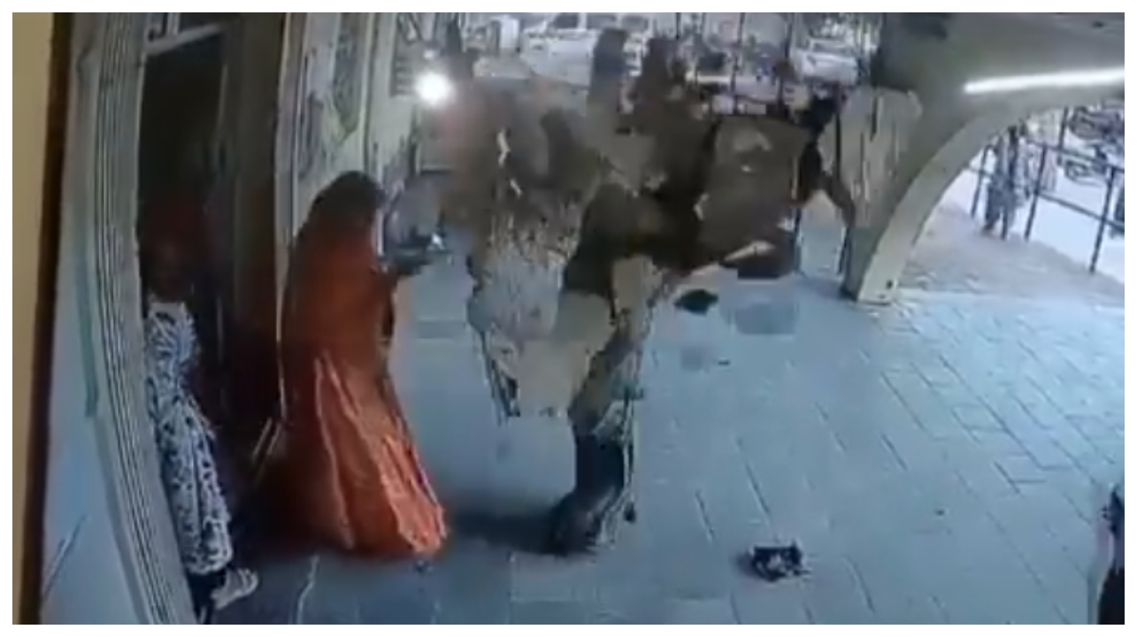  “இப்படி ஒரு நரகத்துலயா மக்கள் சிகிச்சை எடுக்கணும்?”.. சில நொடிகளில் மாறிய வாழ்க்கை.. வரிசையில் நின்ற பெண்ணுக்கு காத்திருந்த பேராபத்து.. அதிகாரிகளின் அலட்சியம் அம்பலம்..!!!