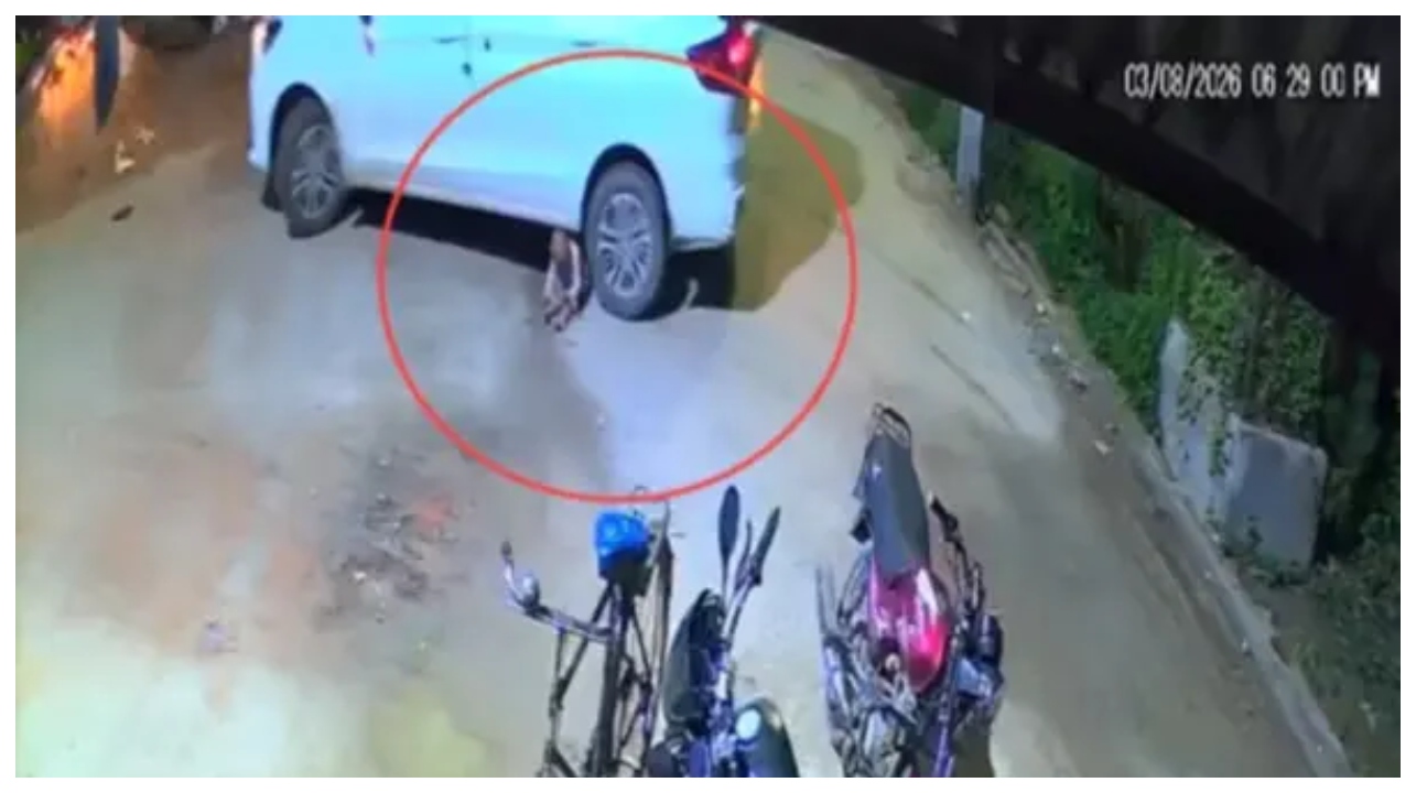 “ஐயோ பாவம்… கண்ணிமைக்கும் நேரத்துல இப்படி ஒரு துயரம் நடக்கும்னு யாரு நினைச்சா?”.. வாசலில் விளையாடிய குழந்தை மீது ஏறி இறங்கிய கார்.. விசாரணையில் இறங்கிய காவல்துறை..!!!