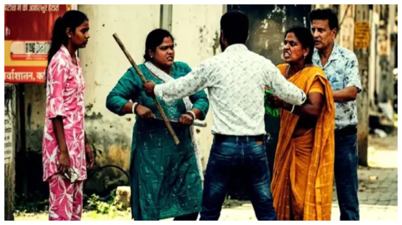 “ஒரே ஆளுக்கு ரெண்டு பொண்டாட்டியாடா?” – கசியத் திருமணத்தை உடைத்த முதல் மனைவி: சாலையில் அரங்கேறிய ஹை வோல்டேஜ் டிராமா!.. கணவனுக்கு விழுந்த தர்ம அடி..!!!