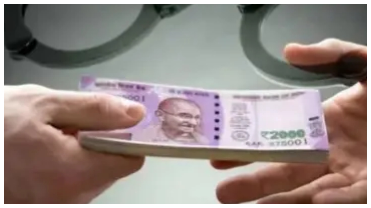 “14 மாதப் போராட்டம்… ஒரே ஒரு புகாரில் முடிந்த ஆட்டம்!” – லஞ்சப் பணத்தை வாங்கும்போது லாக் ஆன அரசு ஊழியர்.. ஏசிபியின் அதிரடி ஆபரேஷன்..!!!