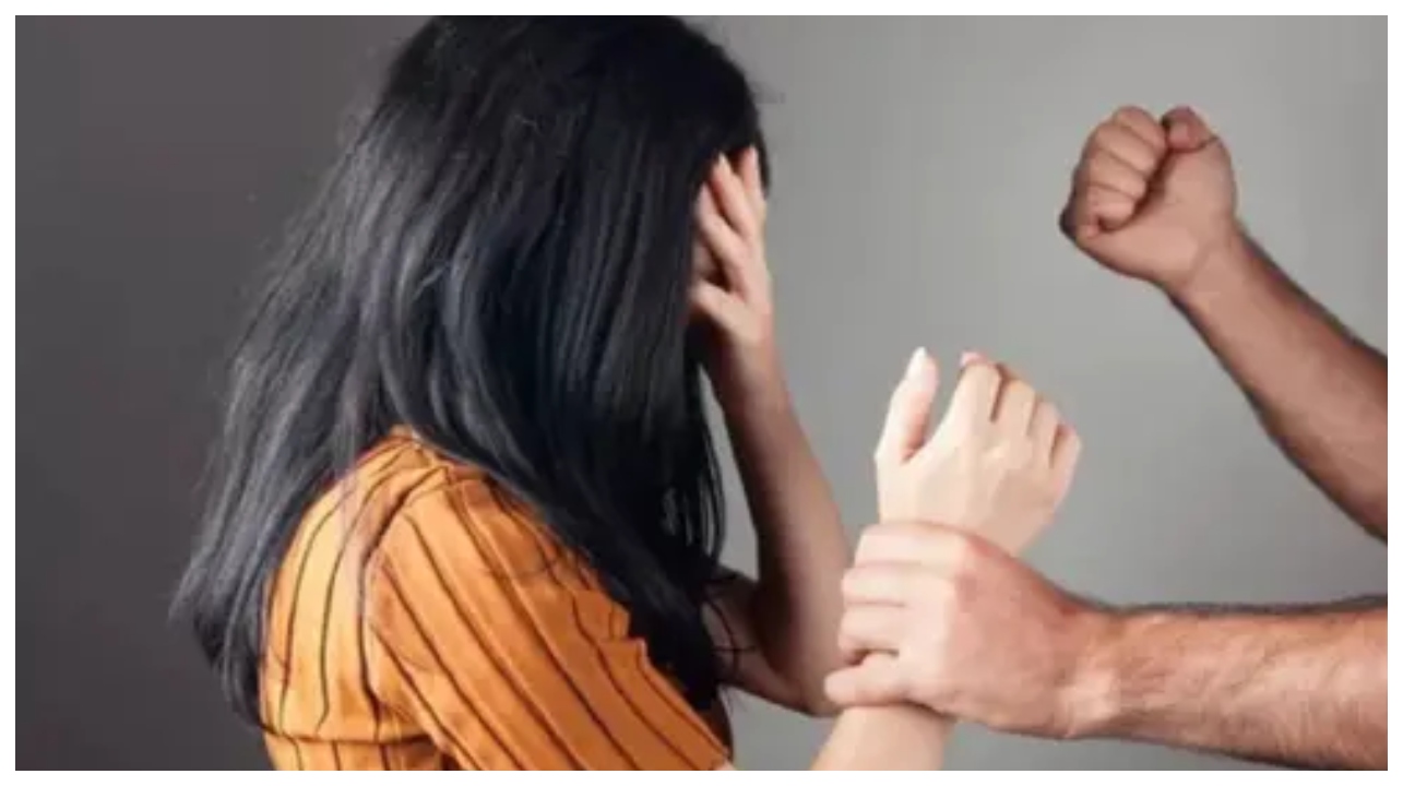 “பதவி இருந்தா என்ன வேணா பண்ணலாமாடா?” – பெண் ஊழியருக்கு பாலியல் தொல்லை கொடுத்த உயர் அதிகாரிகள் சஸ்பெண்ட்.. ஓய்வூதியத்தையும் தூக்கிய அரசு..!!