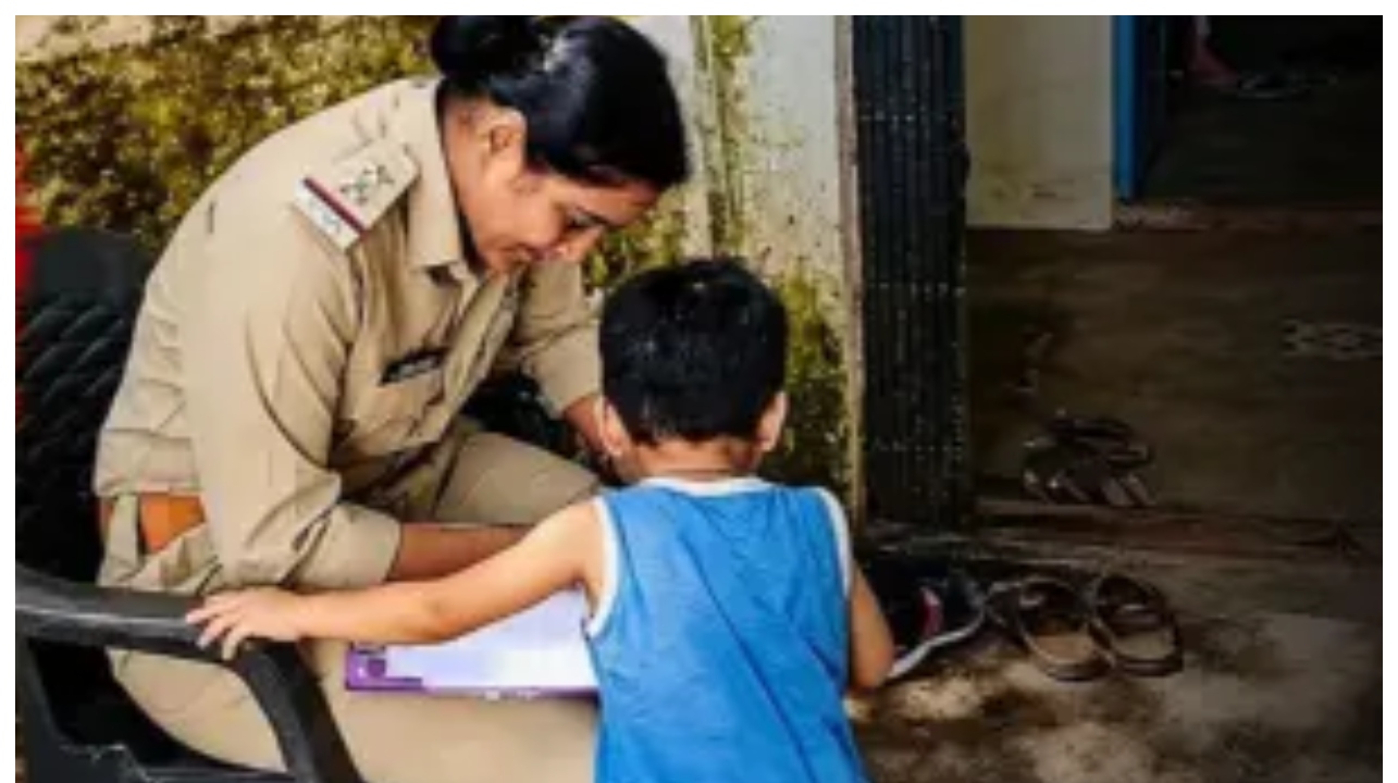  “3 வயது சிறுவன் நேரா போலீஸ் ஸ்டேஷன் போயி கொடுத்த கம்ப்ளைண்ட்”.. சிரிப்பை அடக்க முடியாமல் திணறிய காவல் அதிகாரிகள்.. இணையத்தில் செம வைரல்..!!!