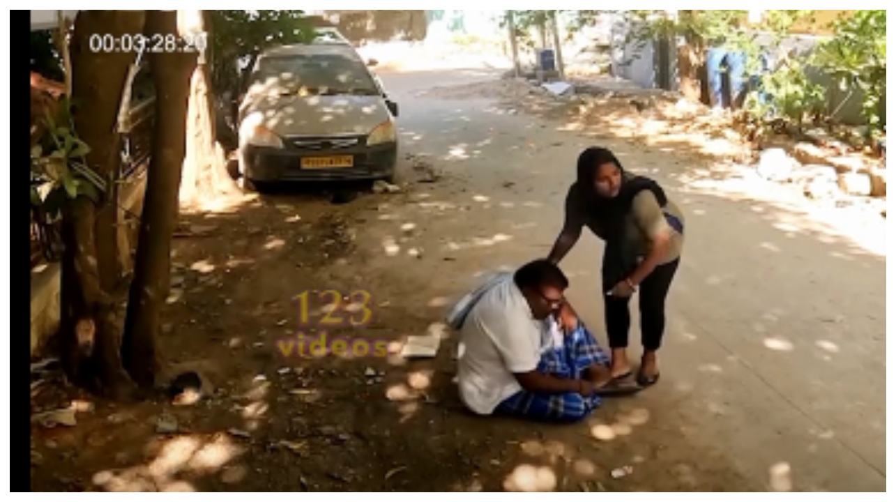 “ஐயோன்னு ஓடிவந்து உதவி பண்ண அந்தப் பெண்களை எவ்வளவு பாராட்டினாலும் போதாதுடா!” – லட்சக்கணக்கான இதயங்களை வென்ற வைரல் காட்சிகள்..!!!