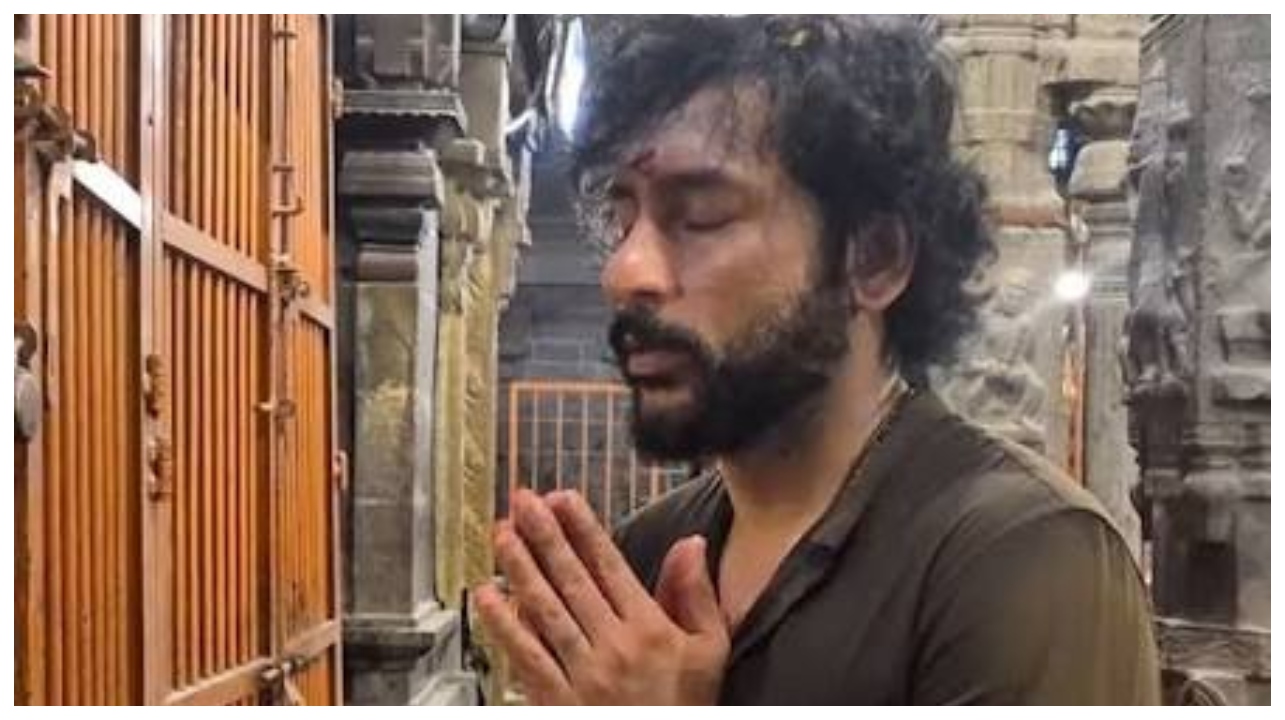 “கோயில்ல வச்சு இப்படி ஒரு சர்ப்ரைஸா?” – வெளிநாட்டுப் பயணிகளுடன் இன்முகத்தோடு உரையாடி நெகிழ வைத்த ஆர்.ஜே.பாலாஜியின் வைரல் போட்டோஸ்…!!!