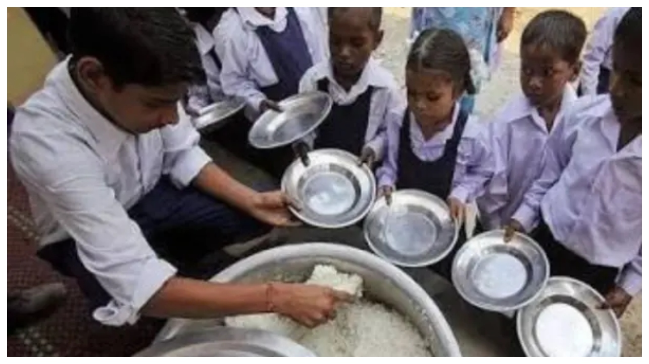 “இந்தக் கெட்டுப்போன சோற்றைத் தின்னுட்டு நாங்க எப்படிப் படிக்கிறது பாஸ்..?” ஆசிரமப் பள்ளி மாணவர்களின் தட்டில் பழசான உணவு.. களத்தில் இறங்கி பொளந்து கட்டிய ஆதிவாசி அமைப்பு..!!!
