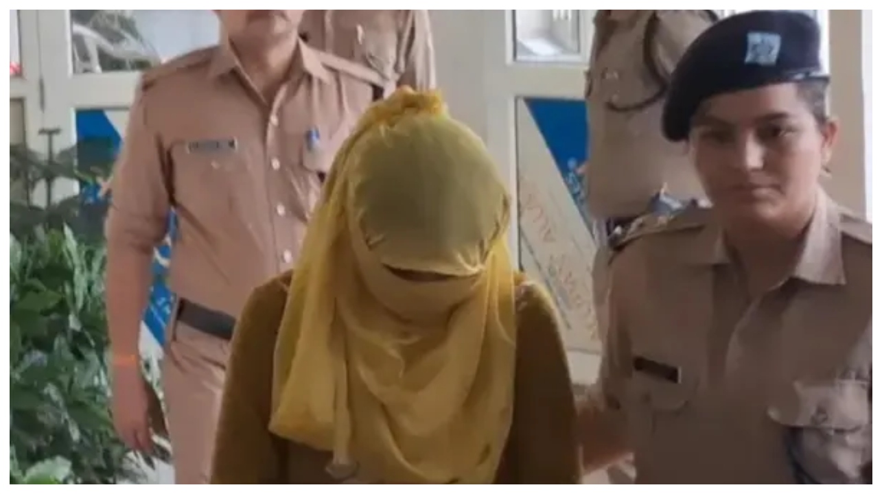 “சீ சீ.. தம்பி வயசு இருக்குற பையன்கூட இப்படி ஒரு தகாத உறவாடி பாவி..?” முதலாளி மனைவியின் கள்ளக்காதல்.. கொடூரக் கொலையில் முடிந்த திடுக்கிடும் முடிவு..!!!