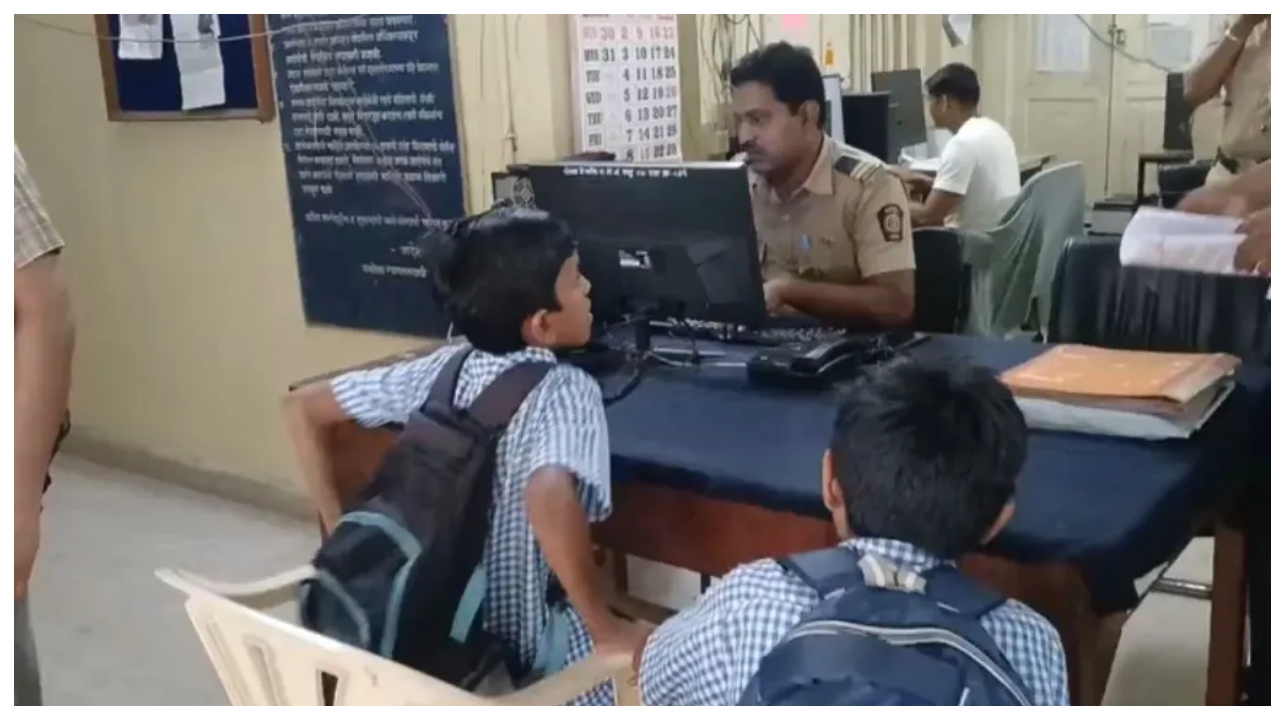 “சார் என் புகாரை எழுதிட்டு தான் மறுவேலை பார்க்கணும்!” கம்பீரமாக கேட்ட மழலை… சிரிப்பையும் வியப்பையும் ஏற்படுத்திய நெகிழ்ச்சி சம்பவம்..!!!