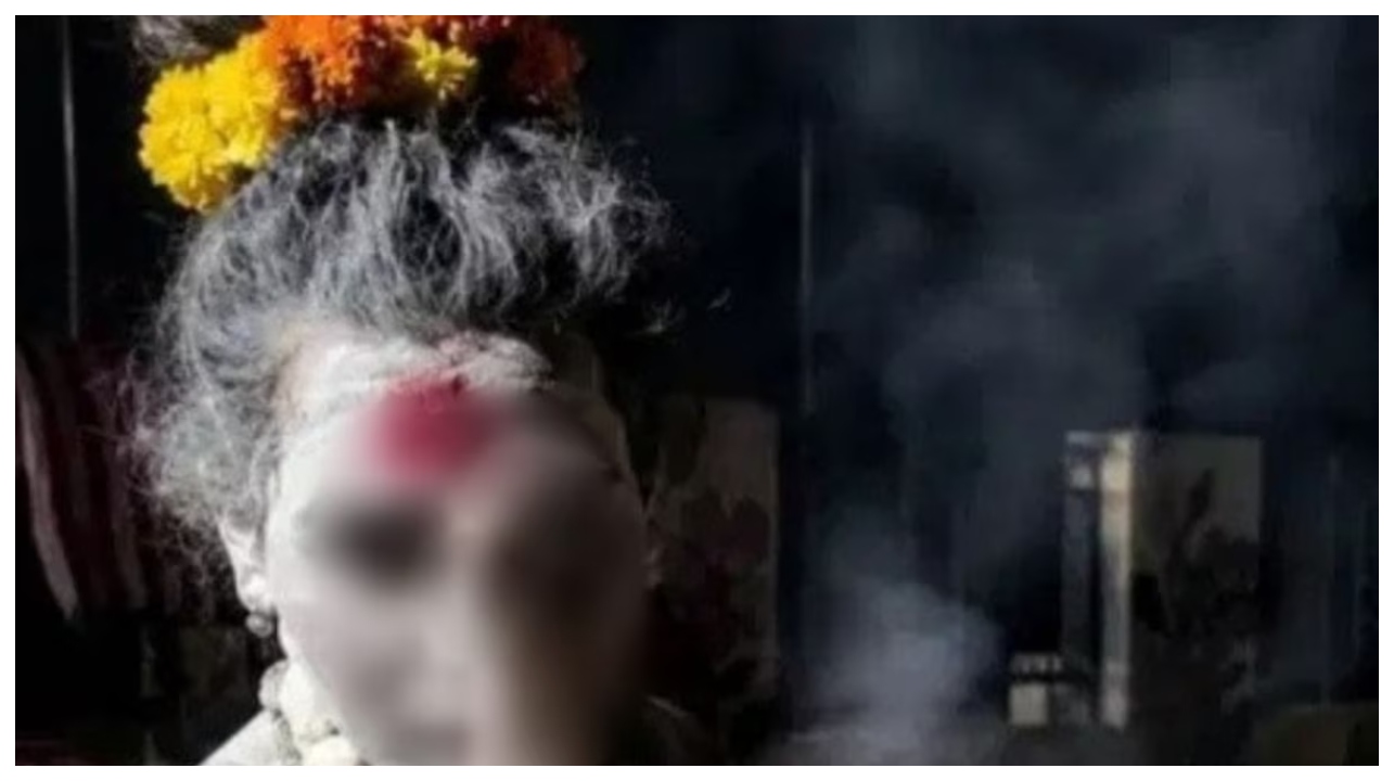 “எரியுற பிணத்துல இருந்து மாம்சத்தை எடுத்து சாப்பிடுற காட்சி நெஞ்சையே நடுங்க வச்சிடுச்சுங்க!” உஜ்ஜைனி சுடுகாட்டில் நடந்த கொடூரம்… சாதுக்கள் கடும் கொந்தளிப்பு..!!!