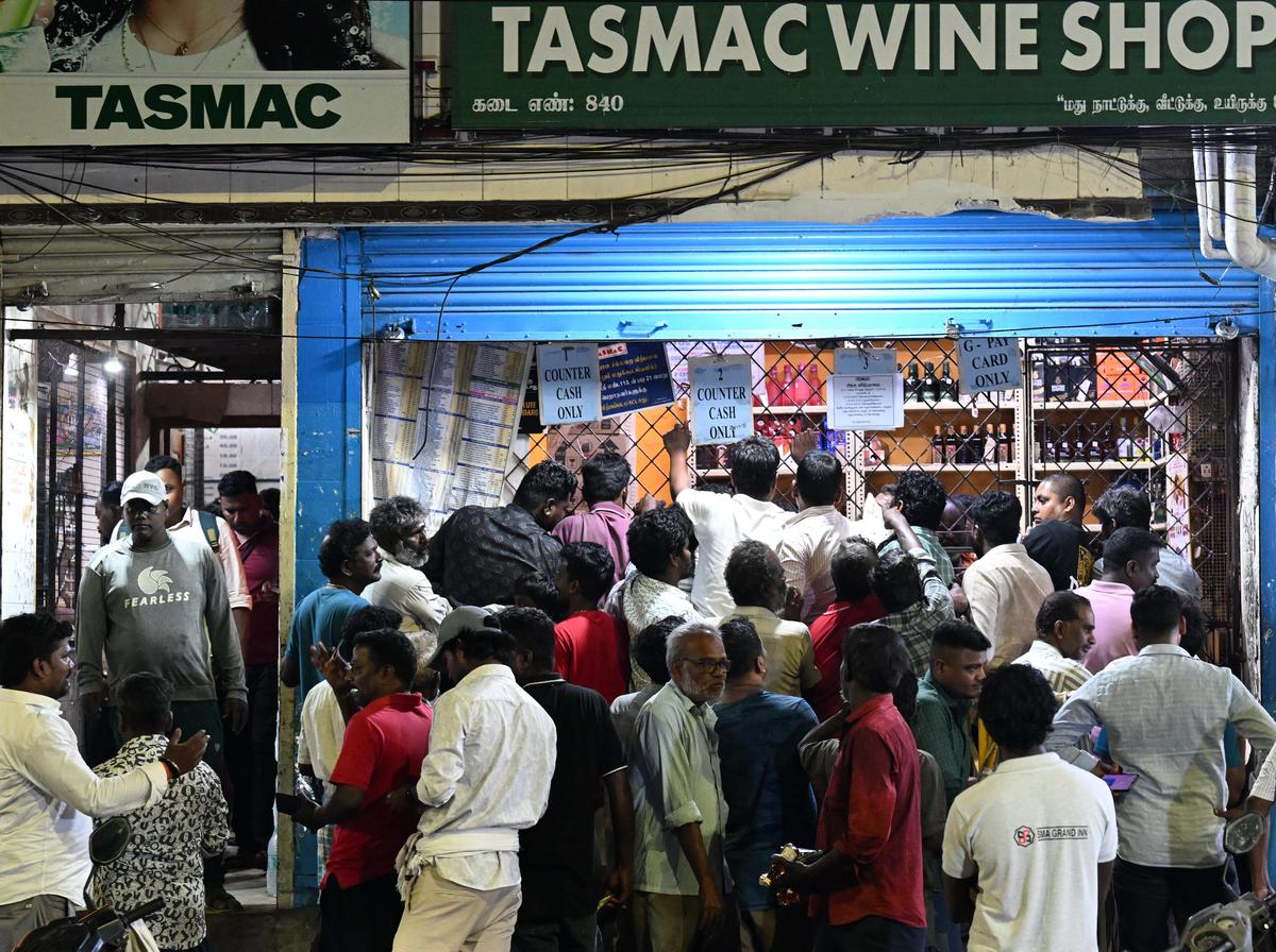 “ஆன்லைனில் பணம் கட்டியும் சரக்கு தரல!”… டாஸ்மாக் டெக்னாலஜி முறைகேடு… அரக்கோணத்தில் அரங்கேறிய குழப்பம்..!!!!