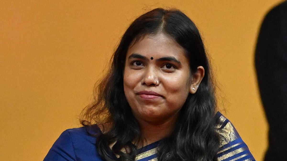 ​”அந்த வீடியோவில் இருப்பது நான் இல்லை” பெண்களின் உடையை ஏன் விவாதமாக்குகிறீர்கள்….? அமைச்சர் கீர்த்தனா வெளியிட்ட காரசார அறிக்கை….!!