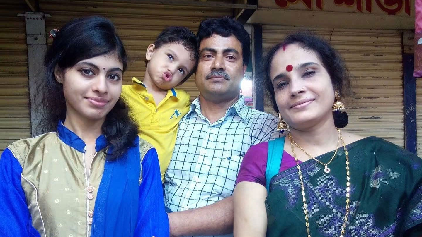 “பூட்டிய வீட்டுக்குள் பிணமாகக் கிடந்த இந்து குடும்பம்”.. சின்ன குழந்தைக்கு கூட இந்த கதியா..? வங்கதேசத்தை அதிரவைத்த 4 பேர் மரணம்… என்ன நடந்தது…?