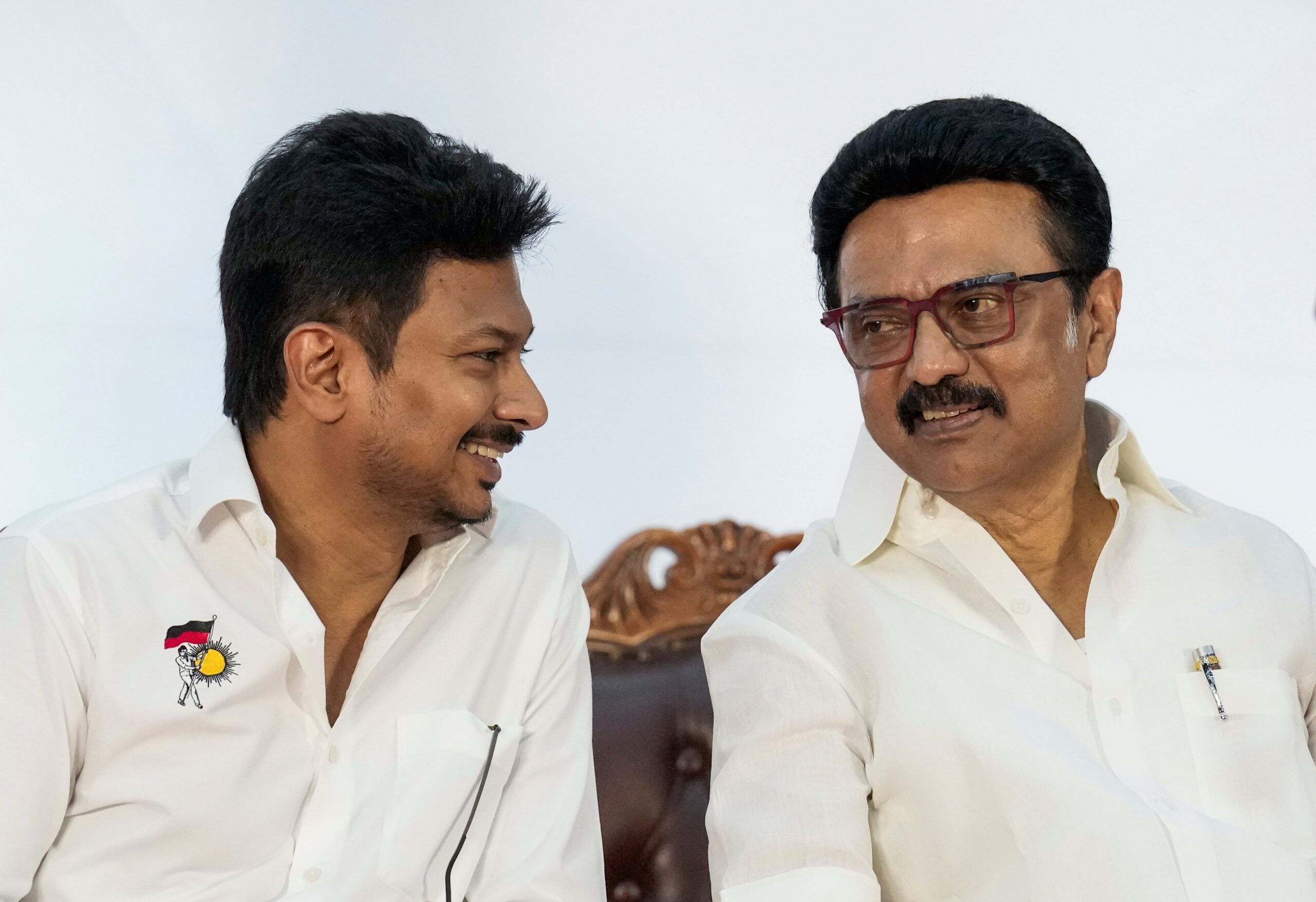 “மக்கள் எல்லாவற்றையும் கவனித்துக்கொண்டிருக்கிறார்கள்!” எதிர்க்கட்சித் தலைவருக்கு அடிப்படை நாகரிகம் கூட இல்லையா?” – கொந்தளிக்கும் தவெகவினர் எழுப்பும் திடுக்கிடும் கேள்விகள்..!!”
