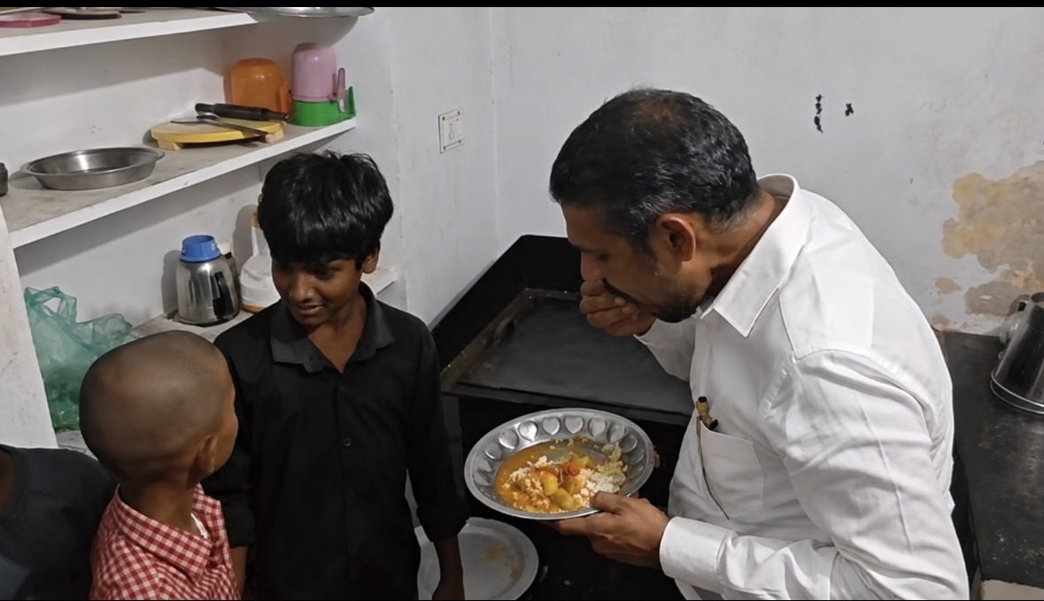 “வேகாத சோறு… 1 நிமிஷத்துல வேலைய விட்டு தூக்குவேன்!” விடுதி காப்பாளரை எச்சரித்த அமைச்சர் வன்னி அரசு.. திடீர் ஆய்வுப் பரபரப்பு..!!”