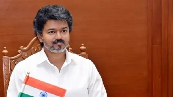 “உரை வரைவைப் பார்த்து டென்ஷனான முதல்வர் விஜய்!” – சுதந்திர தின விழாவிற்கு முன்பு அரசு அதிகாரிகளால் ஏற்பட்ட பரபரப்பு… வெளியாகப் போகும் அதிரடி அறிவிப்புகள்..!!”