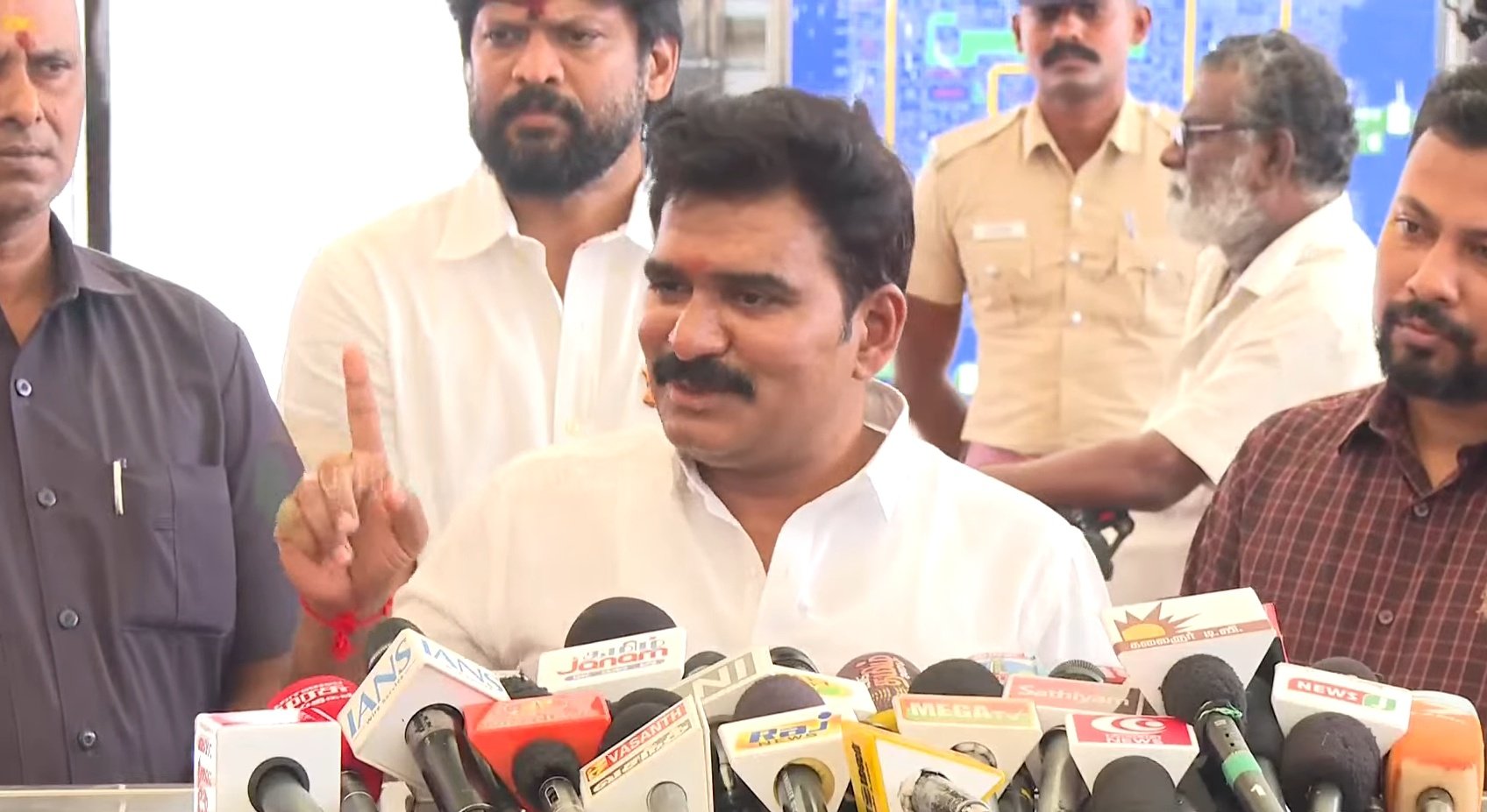 “இடப்பற்றாக்குறை காரணமா, அவமதிப்பா?” – ‘வெற்றி தமிழ்நாடு’ மாநாட்டில் பத்திரிகையாளர்களை அனுமதிக்காதது ஏன்? விளக்கம் அளித்த சி.டி.ஆர். நிர்மல்குமார்..!!”