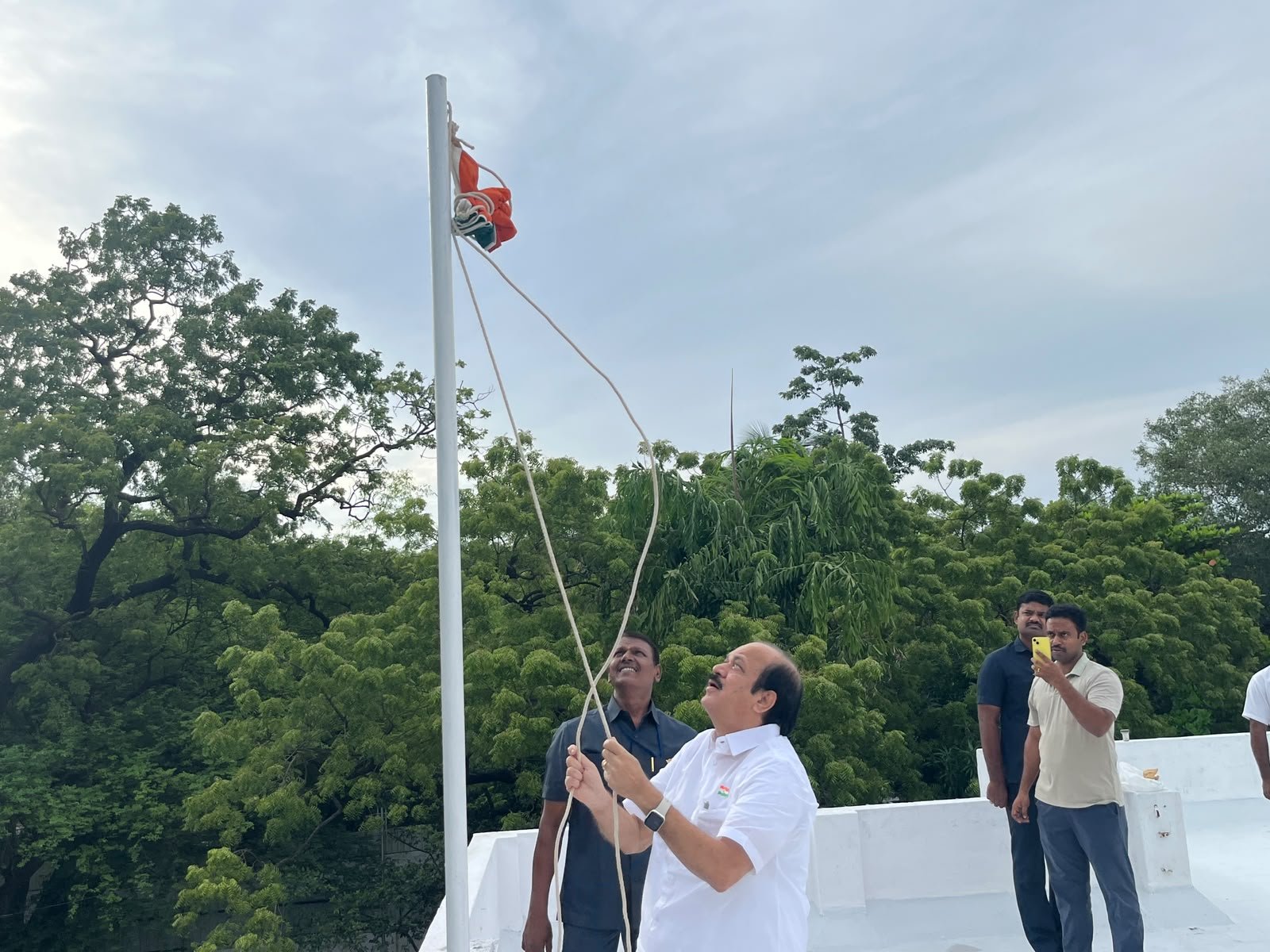 “இல்லத்தில் கோலாகல கொண்டாட்டம்… தேசியக் கொடியை ஏற்றி அதிரடி காட்டிய விஜய்… சுதந்திர தின விழாவில் அவர் பேசிய அந்த முக்கிய வார்த்தைகள்…!!”