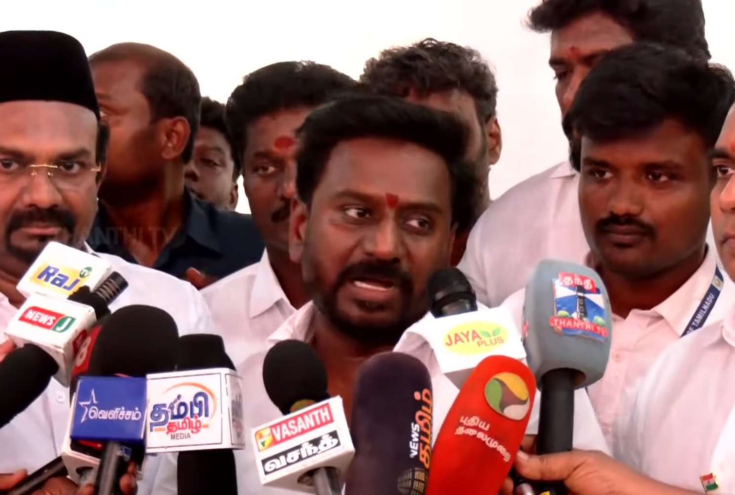 “தெருவில் பேசுபவரைப் போல உளறுகிறார்.. ஆயிரம் தாக்குதல்கள் வந்தாலும் விடமாட்டோம்.. பாஜக தலைவர் நயினார் நாகேந்திரனை வெளுத்து வாங்கிய அமைச்சர் ராஜமோகன்…!!”