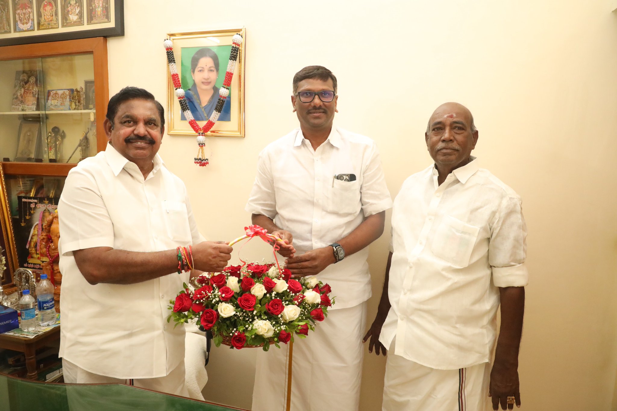 எடப்பாடியில் திடீர் திருப்பம்… தவெக வேட்பாளர் எம். அருண்குமார் அதிமுகவில் இணைந்தார்… பணப் பரிமாற்றம் குறித்து ஆதவ் அர்ஜுனா குற்றச்சாட்டு..!!”