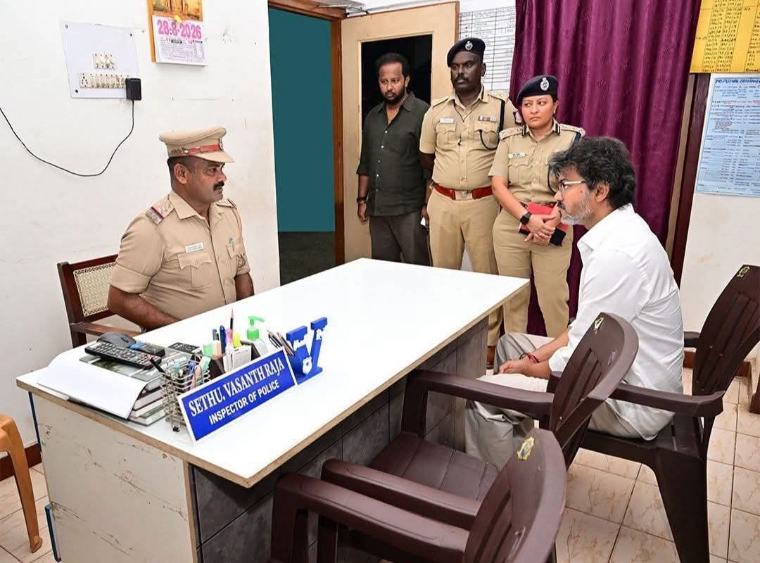 “என் சேரில் நீங்க உட்காருங்க சார்!” இன்ஸ்பெக்டருக்கு மரியாதை கொடுத்து மிரளவிட்ட முதலமைச்சர் விஜய்… அதிகார வர்க்கத்தை அதிரவைத்த சம்பவம்…!!”