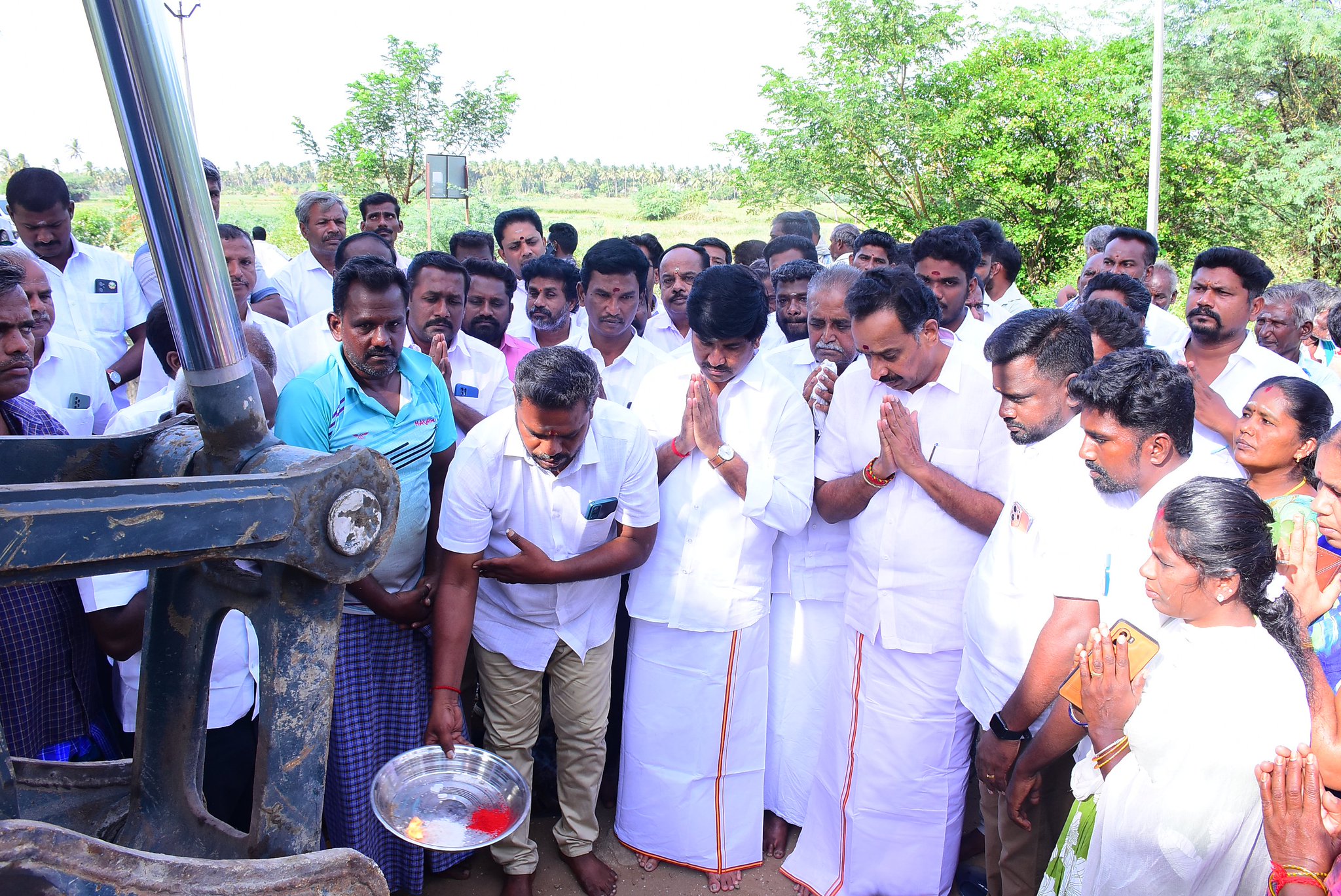 “ஆயிரக்கணக்கான ஏக்கர் நிலங்கள் இனி பச்சை பசேல்!” நெரூர் ராஜா வாய்க்கால் தூர்வாரும் பணி தொடக்கம்… களத்தில் இறங்கி அதிரடி காட்டிய தவெக அரசு..!!”