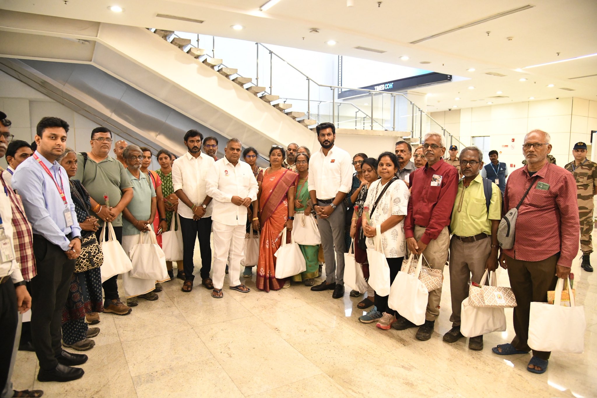 “அதிர்ச்சியில் இருந்து மீண்ட 21 சுற்றுலாப் பயணிகள்!” நேபாளத்தில் உறைந்த நடுக்கம்… சென்னையில் கண்ணீருடன் வரவேற்ற அமைச்சர்கள்…!!”