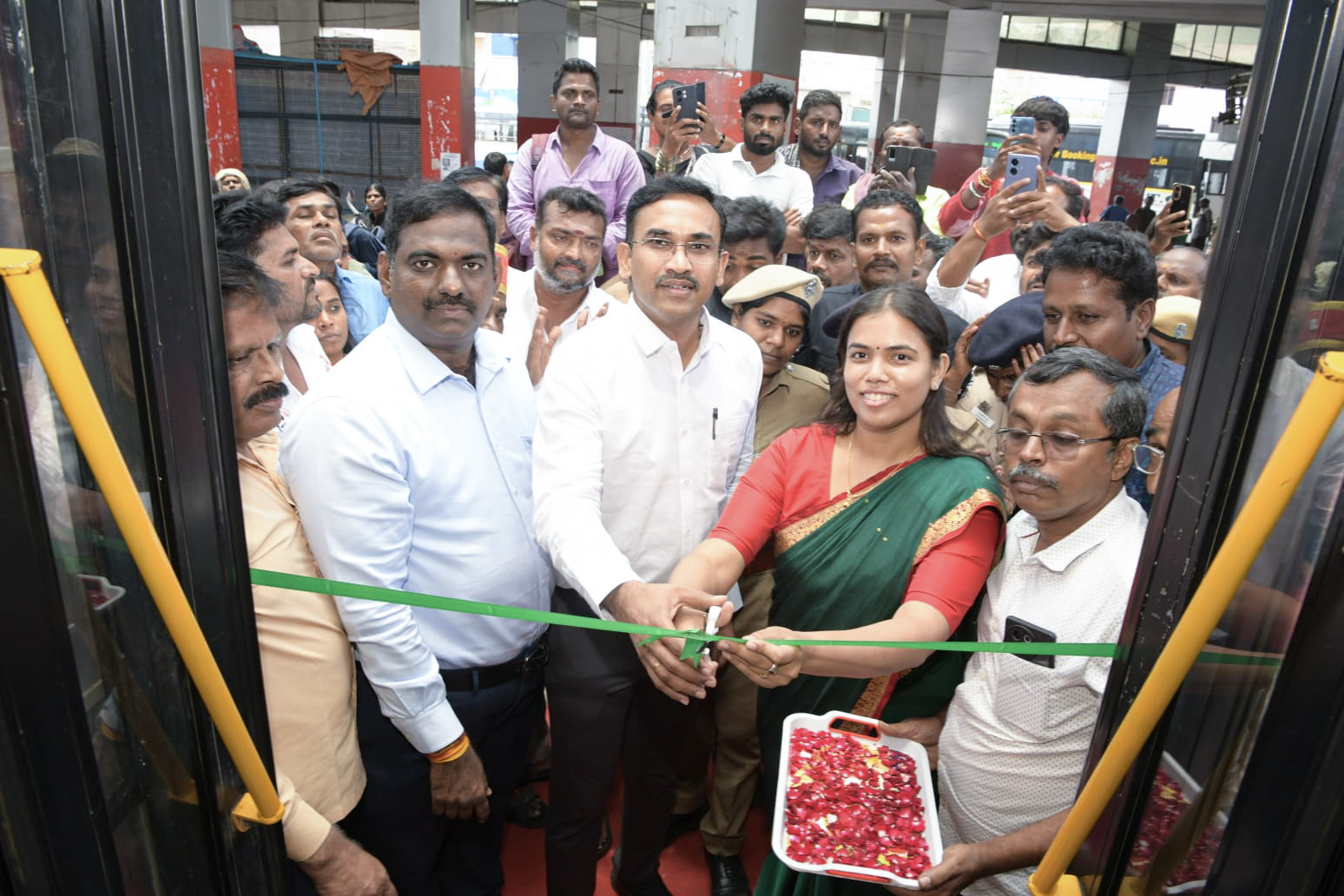 “5000 பேரின் நீண்ட நாள் கனவு நனவு!” ஒரே நேரத்தில் 4 புதிய பேருந்துகள் இயக்கம்… ஓசூரில் அமைச்சர் கீர்த்தனா கொடியசைத்துத் தொடங்கி வைத்த அதிரடித் திட்டம்…!!”