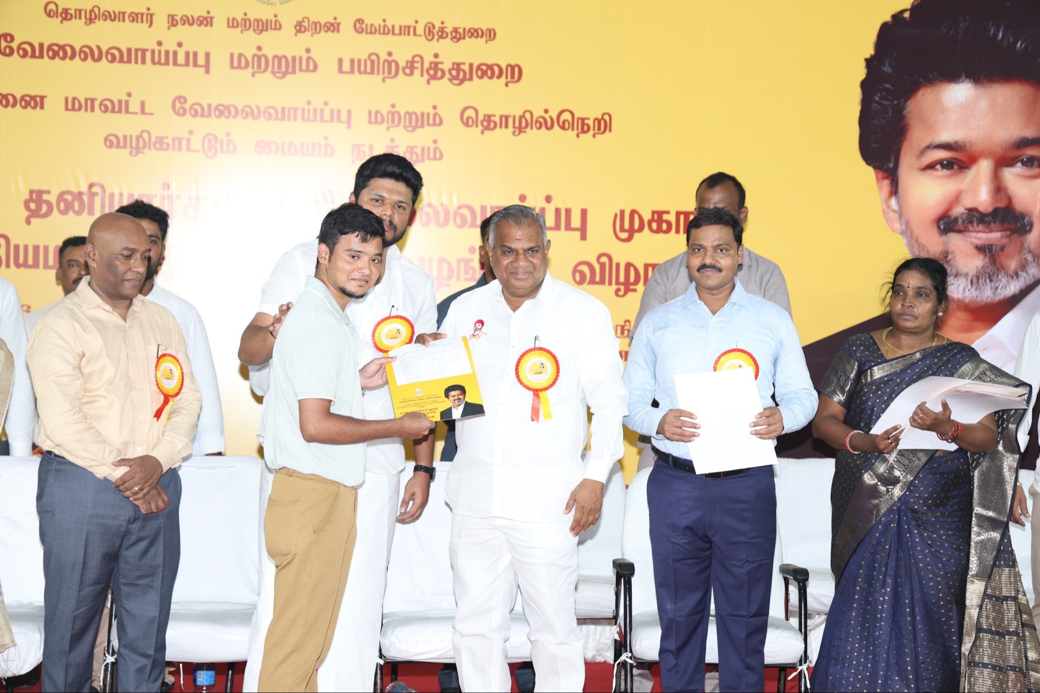 “300 நிறுவனங்கள்… 7,000 வேலைகள்!” பணி நியமன ஆணைகளைப் பெற்ற இளைஞர்கள்… சென்னையில் பிரம்மாண்டமாக நடந்த தனியார் வேலைவாய்ப்பு முகாம்…!!”
