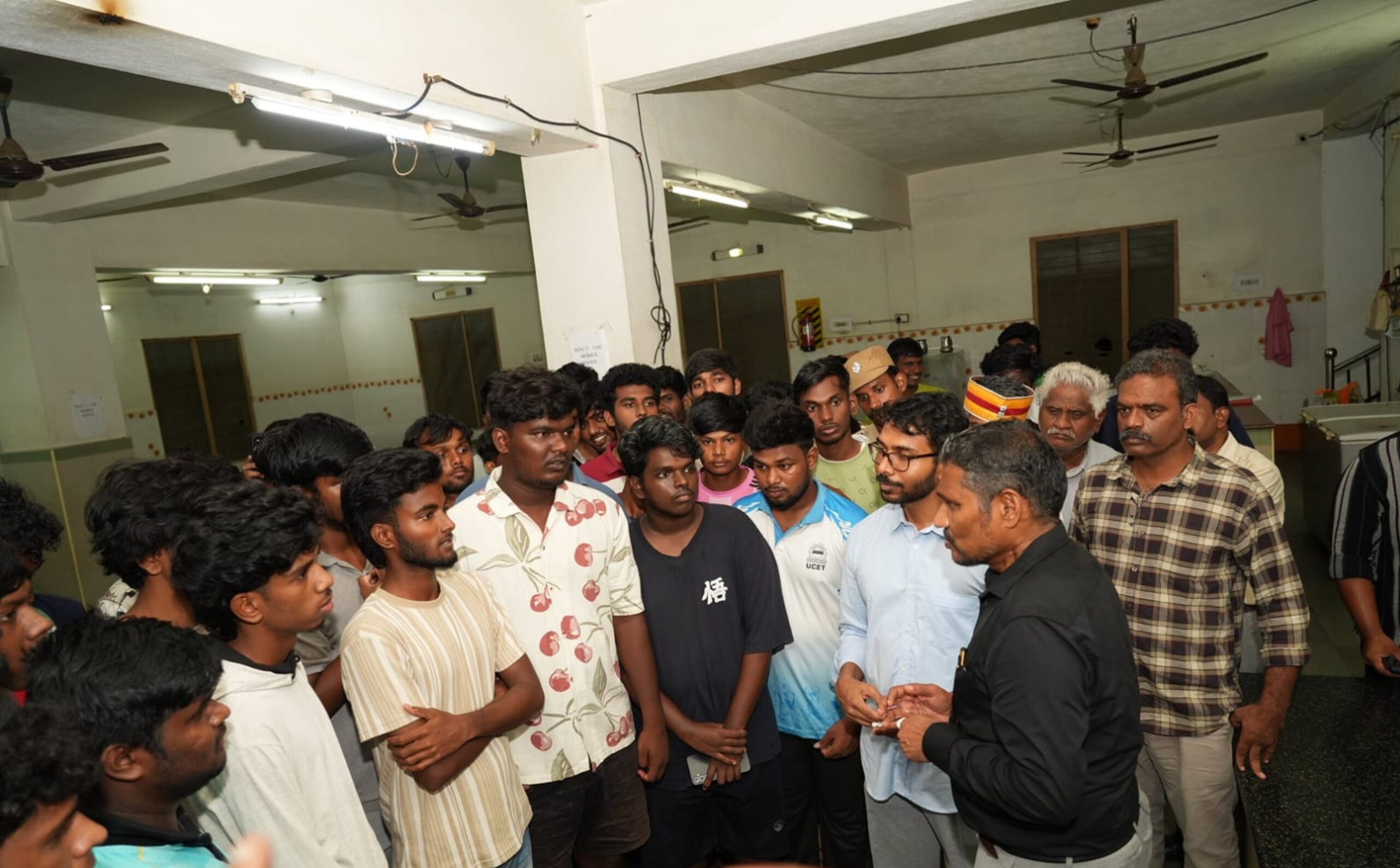 “சாப்பாடு எப்படி இருக்கு?” திடீரென மாணவர் விடுதிக்குள் சென்ற அமைச்சர்… அடுத்து செய்தது இதுதான்!” விடுதியில் நடந்தது என்ன?”