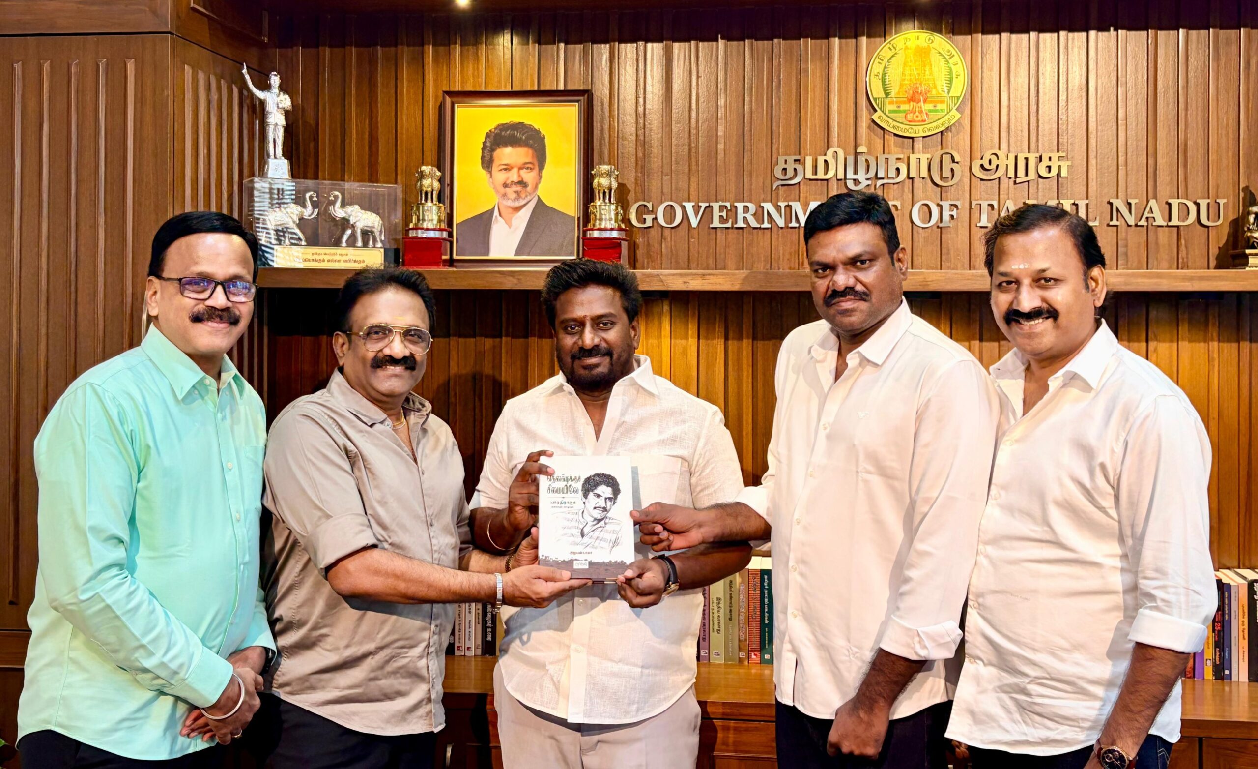 “இயக்குநர் பாரதிராஜாவுக்காக  மணிமண்டபம்!” – நேரில் சென்று முதல்வர் மற்றும் அமைச்சருக்குத் தயாரிப்பாளர்கள் கொடுத்த சர்ப்ரைஸ் பரிசு…!!”