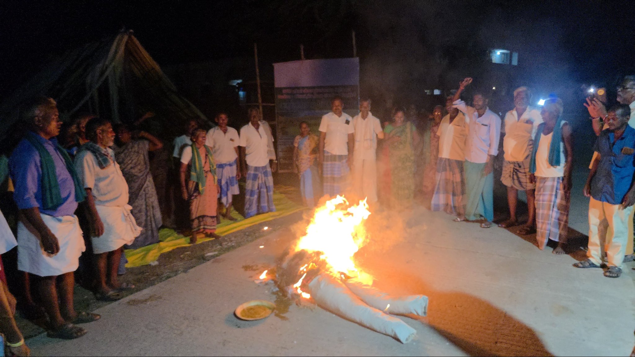 “சாணி நீரை ஊற்றி உருவப் பொம்மை எரிப்பு!” – எம்.எல்.ஏ எ.வ.வேலு பேச்சுக்கு எதிராகக் கொந்தளித்த விவசாயிகள்… உடனே பகிரங்க மன்னிப்பு கேளுங்க…!!”