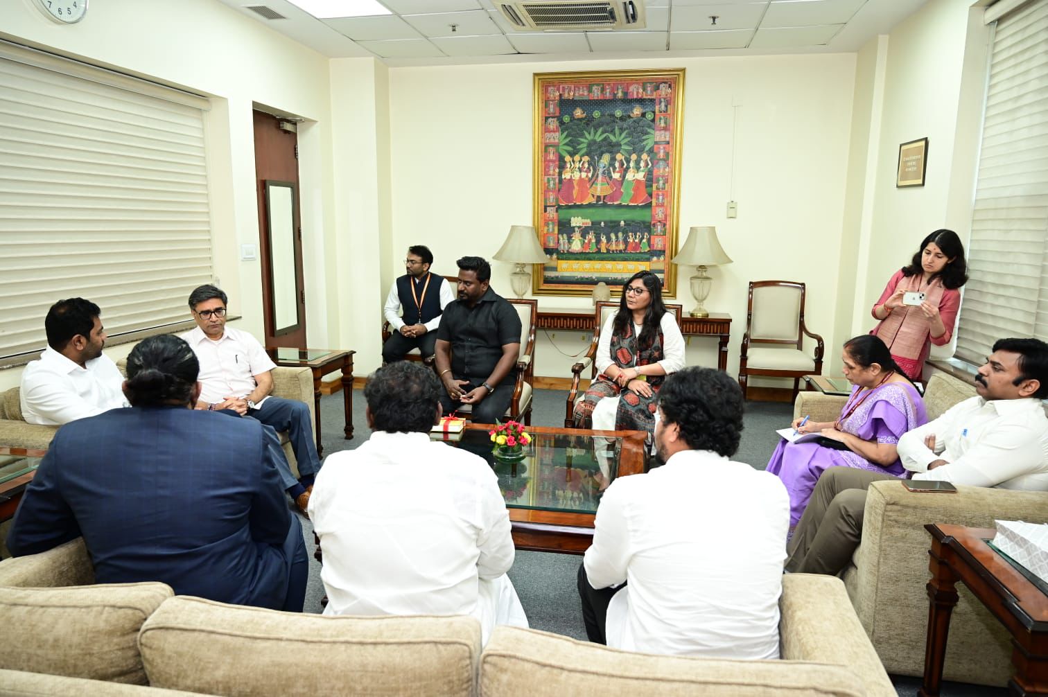 “நேபாளத்தில் சிக்கிய தமிழர்கள்!” – பதறி அடித்து டெல்லி ஓடிய அமைச்சர்கள் குழு… வெளியுறவுத்துறை செயலாளருடன் அதிரடி சந்திப்பு…!!”