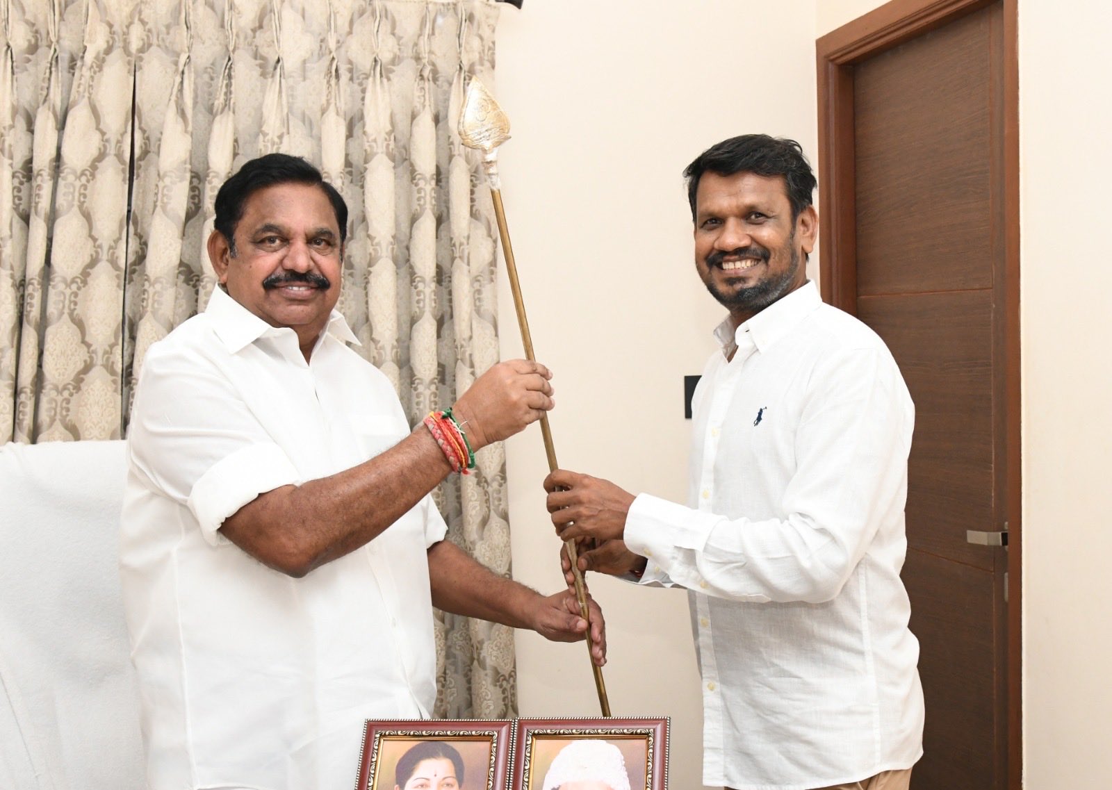 “இனிமே உலகம் முழுக்க இதைப் பேசுவேன்… அதை நினைச்சா இப்போ சிரிப்பு வருது!” நாம் தமிழரை விட்டுவிட்டு அதிமுகவில் இணைந்த நிர்வாகி சொன்ன பகீர் காரணம்…!!”