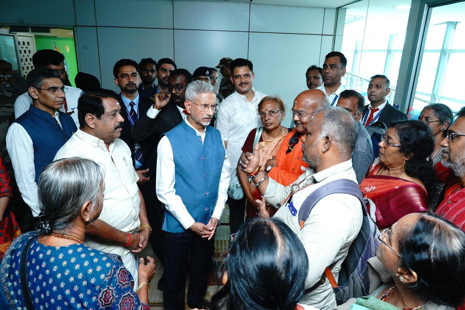 “நேபாள வெள்ளத்தில் சிக்கிய தமிழர்கள் மீட்பு!” கண்ணீருடன் திரும்பிய குடும்பங்கள்… டெல்லி விமான நிலையத்தில் நெகிழ்ச்சியான வரவேற்பு… குவியும் வாழ்த்துகள்…!!”