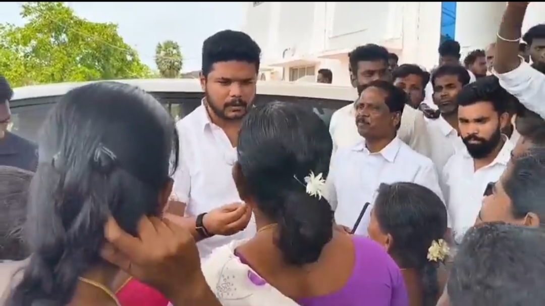 “திமுக மாதிரி நீங்களும் பண்றீங்களா?” தவெக நிர்வாகி அராஜகம்… புதுக்கோட்டையில் அமைச்சர் பார்வஸ் நிகழ்வை வீடியோ எடுத்த பத்திரிகையாளருக்கு மிரட்டல்…!!”