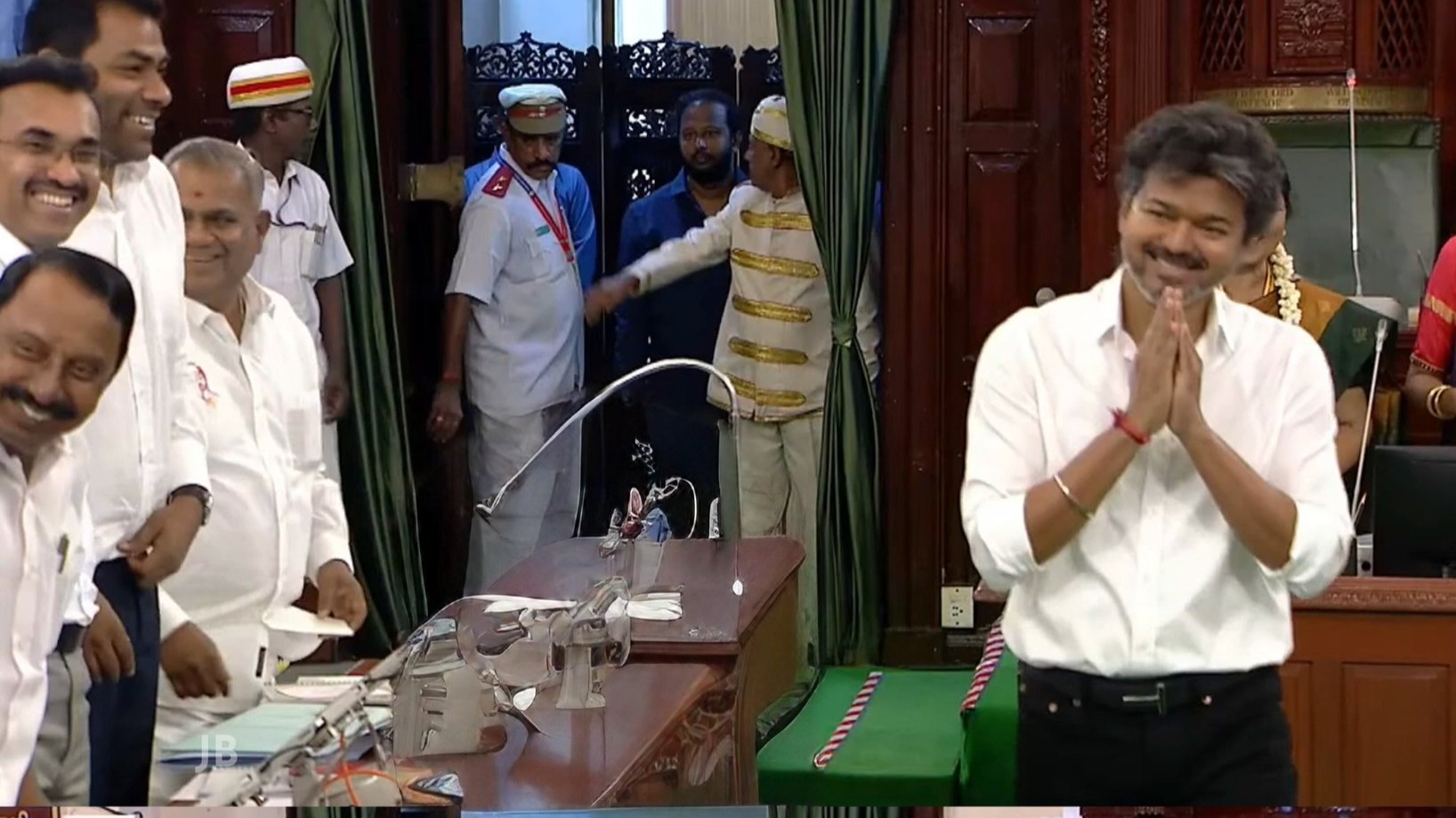 “எல்லாரும் கை கூப்பி வணங்கும் முதல்வர்… எடப்பாடி செய்த நல்வழி… உதயநிதி காட்டிய திமிர்!” சட்டமன்றத்தில் அரங்கேறிய அவமரியாதை..!!”