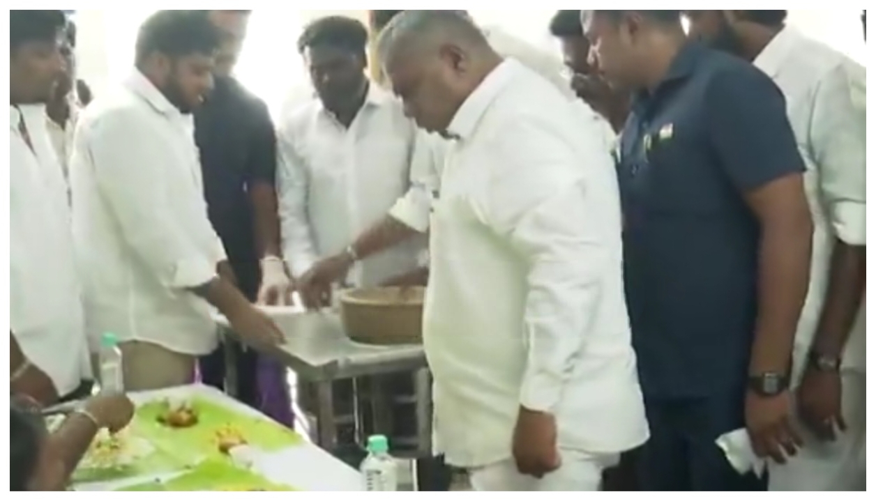 “உழைப்புக்கு மறுபெயர் இவர்தான்!” வடபழனி முருகன் கோவிலில் மாஸ் என்ட்ரி… சமபந்தி விருந்தில் கலந்துகொண்டு தவெக பொதுச்செயலாளர் செய்த கலக்கல் காரியம்..!!”
