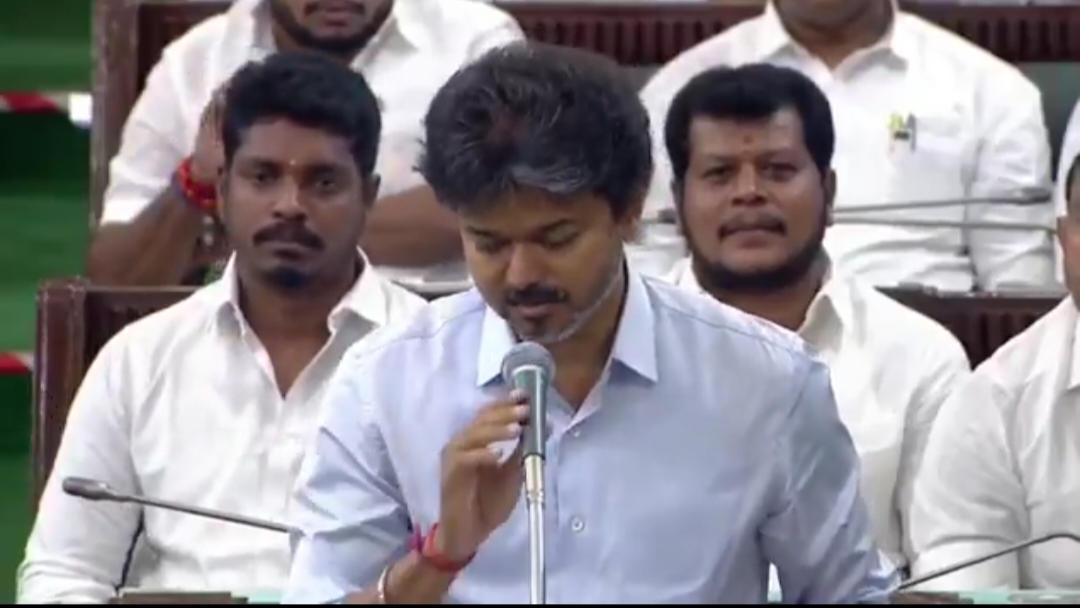“எதிர்க்கட்சிகளிடம் மன்னிப்பு கேட்ட முதல்வர் விஜய்… அமைச்சரை நீக்கக் கோரி குவியும் அழுத்தம்… சட்டப்பேரவையில் திடீரென அரங்கேறிய சம்பவம்…!!”