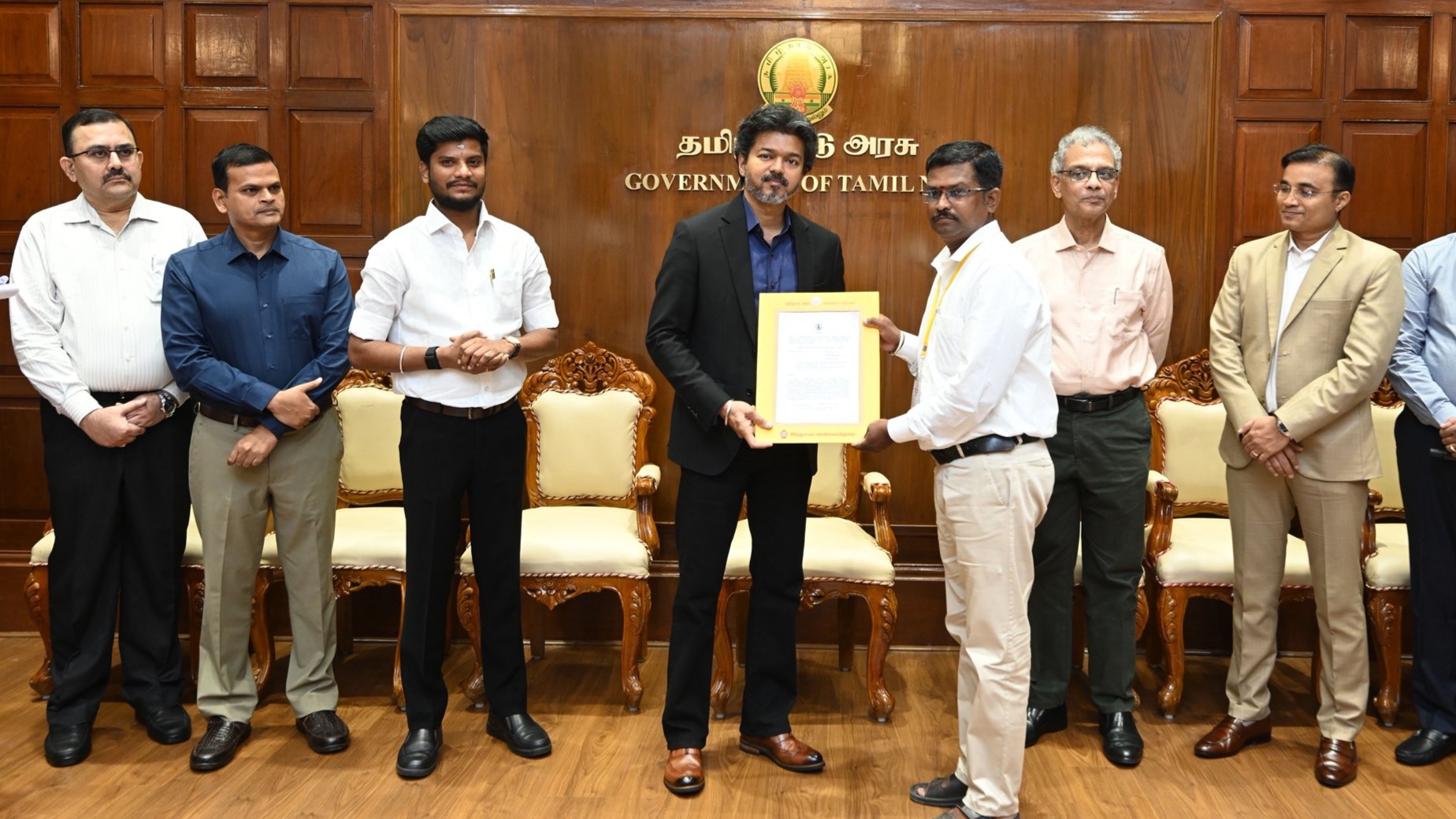 “ஒரே மேடையில் 80 பேருக்கு அரசு வேலை!” அறநிலையத்துறையில் அதிரடி பணி நியமனம்… தலைமைச் செயலகத்தில் முதல்வர் விஜய் ஆணையம் வழங்கினார்…!!”