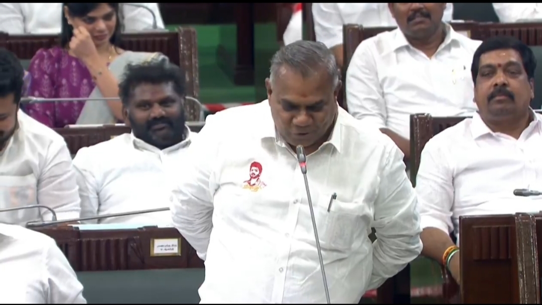 “நண்பா அது முடியாது!” – பிரபல இயக்குநர் கேட்ட தொகுதியைத் தர மறுத்த தளபதி விஜய்… கட்சிக்காக உழைத்த தொண்டருக்குக் கொடுத்த வாக்குறுதி… உச்சக்கட்டப் பரபரப்பில் அரசியல் களம்…!!”