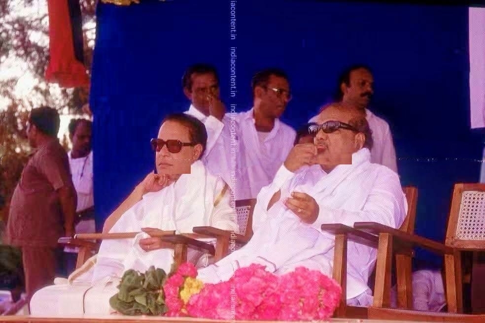“அன்று கடும் விமர்சனம், இன்று ஒரே மேடை!” எதிரெதிர் துருவங்கள் கைகோர்த்த விதம்… 1977-ல் நடந்த அனல் பறக்கும் மோதல்… அரசியலை அதிர வைத்த வியத்தகு வரலாற்றுப் பக்கம்…!!”