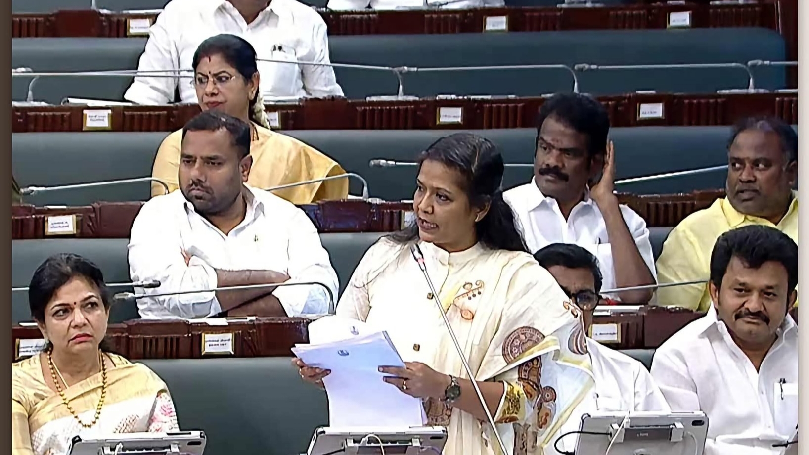 “உள்ளாட்சி அமைப்புகளை அதிரடியாகக் கலைக்க வேண்டும்!” தவெக அரசுக்கு விடுக்கப்பட்ட அதிரடி கோரிக்கை… அதிர்ச்சியை ஏற்படுத்தும் அரசியல் பின்னணி…!!”