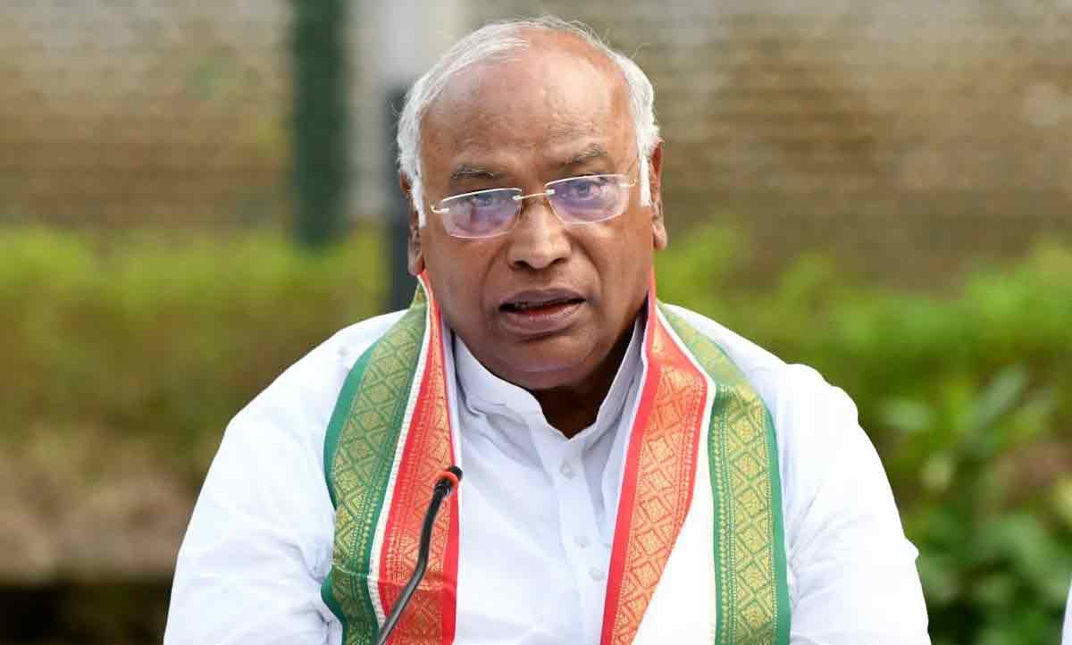 “விலைவாசியைக் கட்டுப்படுத்த துளியும் துப்பில்லை” மத்திய அரசைத் தூக்கி வைத்துச் செய்யும் கார்கே…. இணையத்தில் எகிறும் விவாதம்….!!