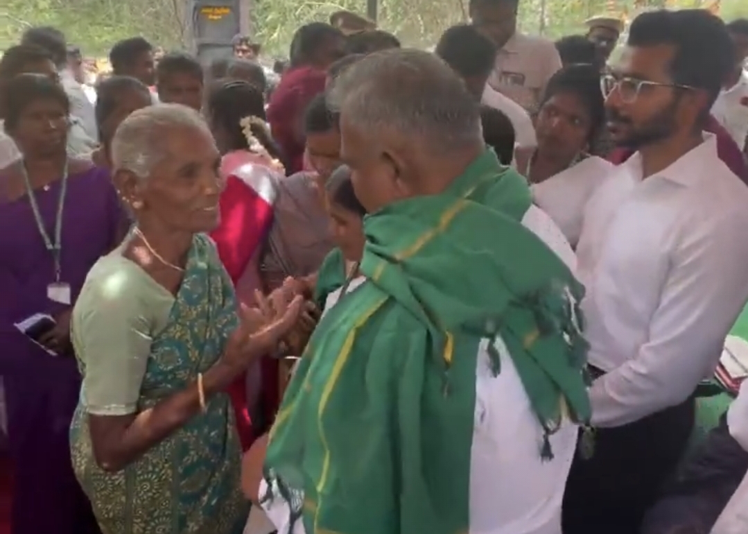 “யார் காசு கேட்டாலும்…. உன் புள்ள முதலமைச்சர் பிச்சு எடுத்துருவாரு” பாட்டிக்கு புஸ்ஸி ஆனந்த் கொடுத்த எதார்த்தமான கவுண்டர்….!!
