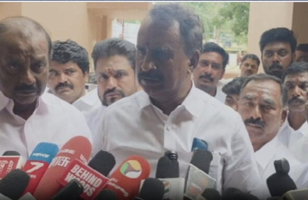 “புதிய பதவிகள் எங்களுக்கு வேண்டவே வேண்டாம்”  ஒன்றுகூடி எடப்பாடிக்கு செக் வைத்த மூத்த தலைவர்கள்…. அதிரும் அதிமுக….!!