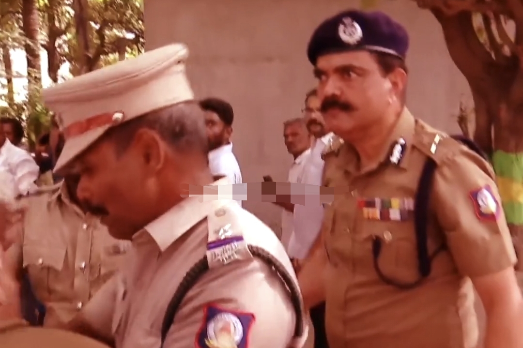 “பேரிகார்டுகளை தள்ளிவிட்டு ரகளை” வாகனத்தை மறித்த தொண்டர்கள்…. உச்சபட்ச கோபத்தில் கமிஷனர் அமல்ராஜ் ஆக்‌ஷன்….!!