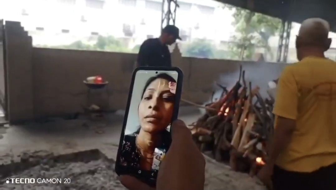 “3 பொண்ணுங்களை ஆளாக்கி என்ன பிரயோஜனம்?” முதியோர் இல்லத்தில் பரிதாபமாக இறந்த தந்தை…. வீடியோ காலில் அஞ்சலி செலுத்திய மகள்கள்….!!
